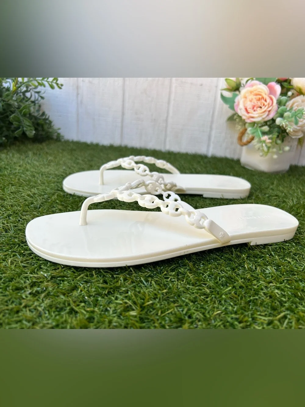 Tory Burch GEMINI LINK JELLY FLIP-FLOP $125 women size 8 gently used  White